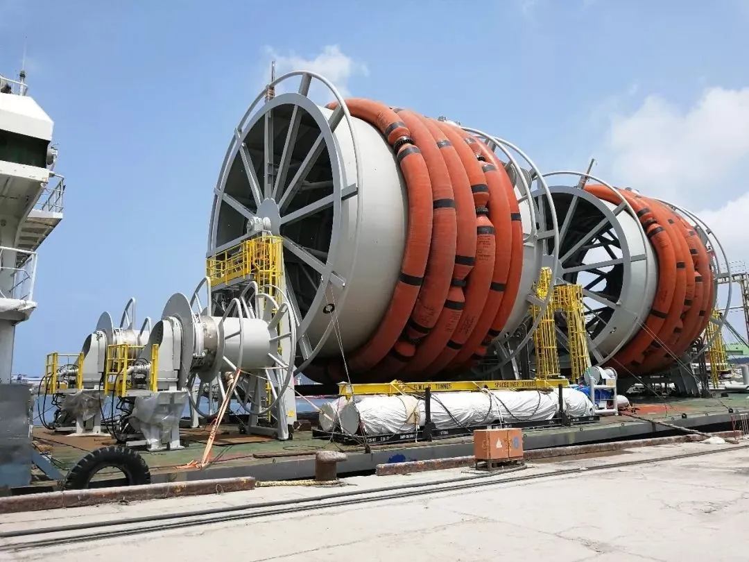 Polyurethane-coated marine oil hose